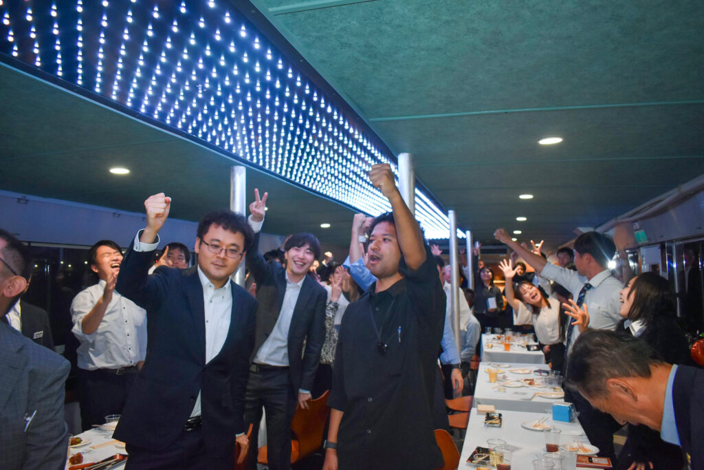 クイズ大会を楽しむ参加者