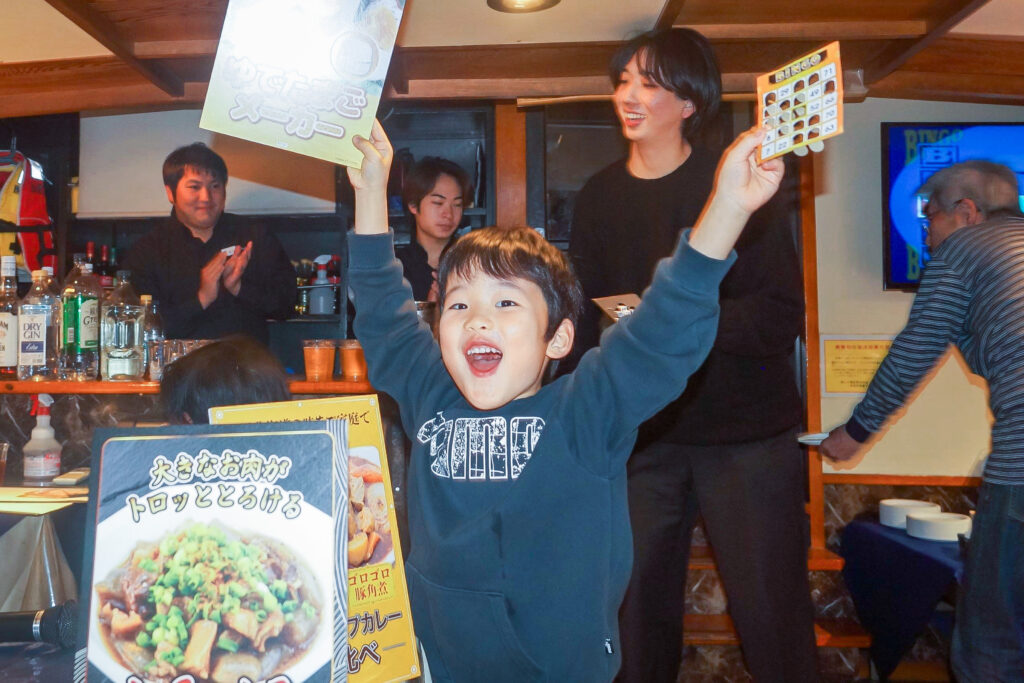 ビンゴ大会に参加する子供