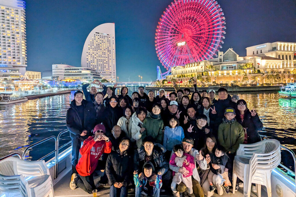 横浜の夜景をバックに集合写真