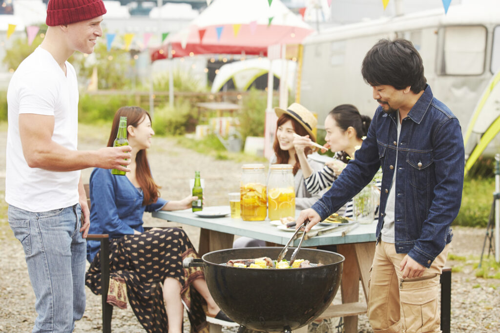 野外でBBQ