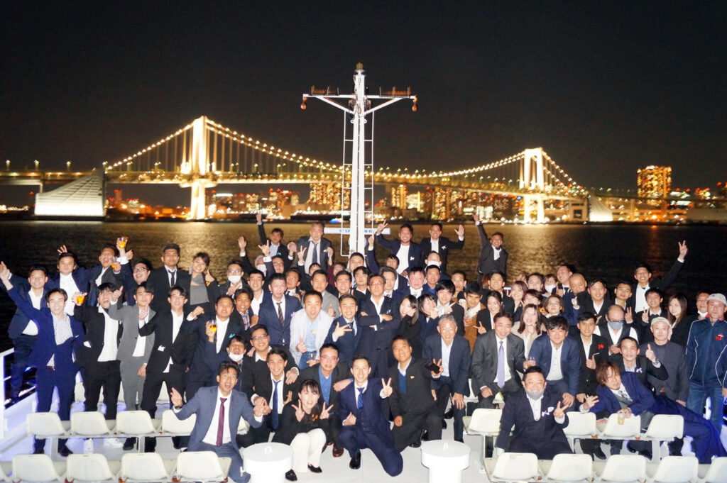 夜のクルージングで記念撮影