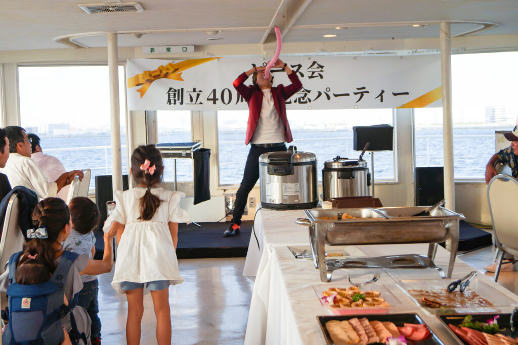 船内　マジックショー