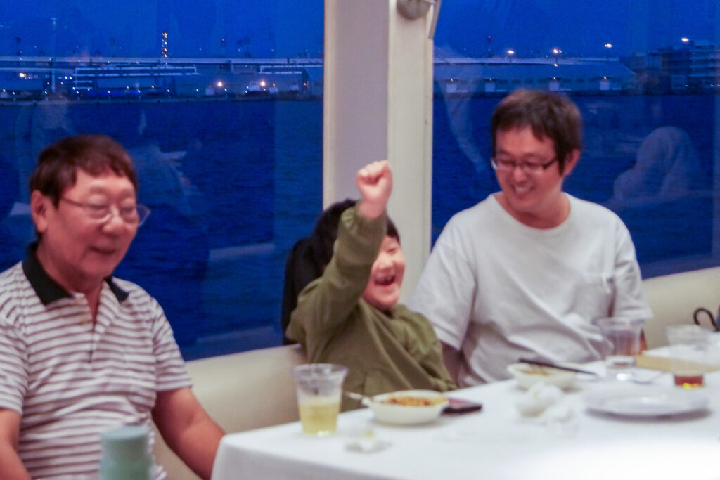 ゲームに参加する子供