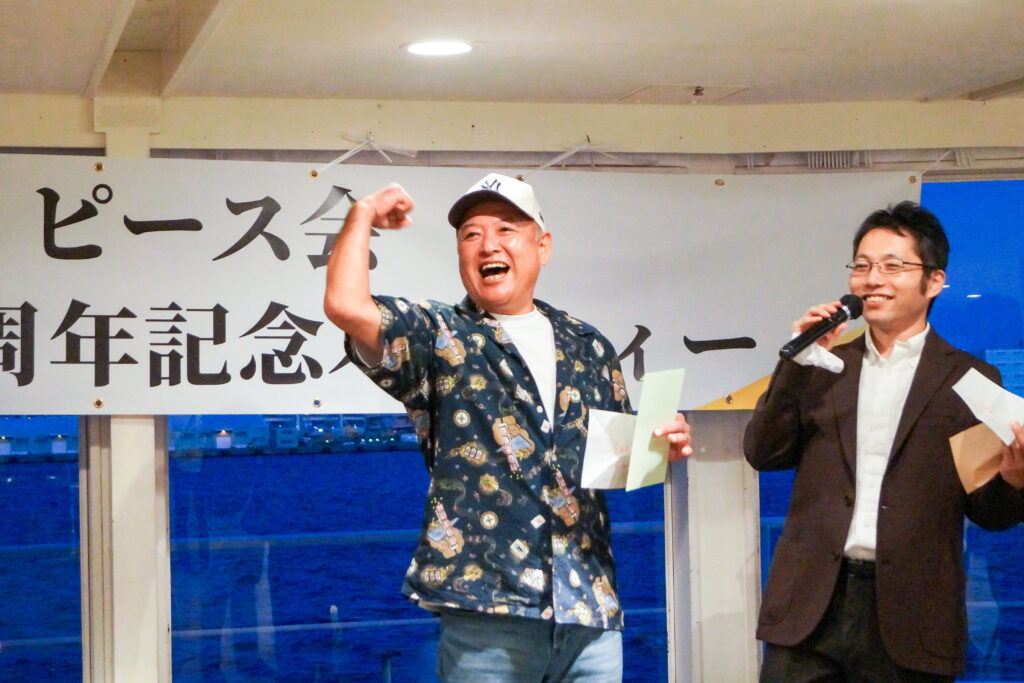 ゲームで景品をゲットした大人