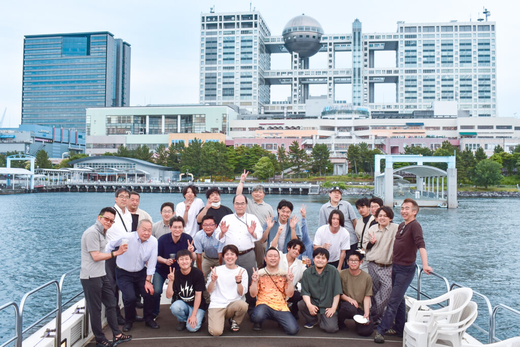 デッキでフジテレビバックに集合写真