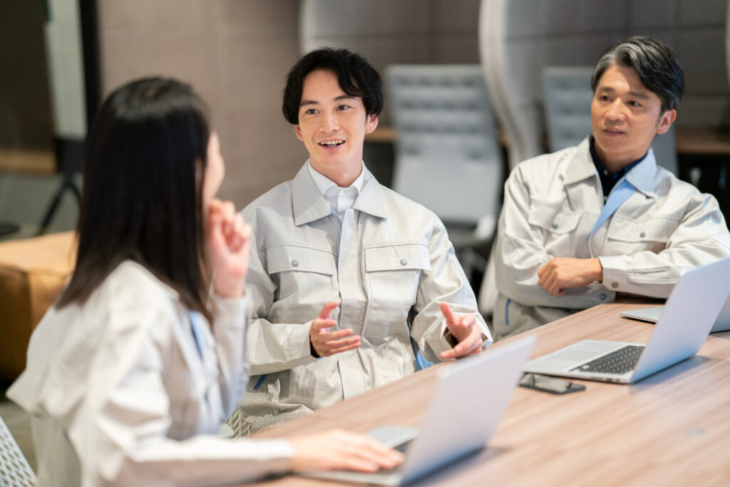 社内で打ち合わせ