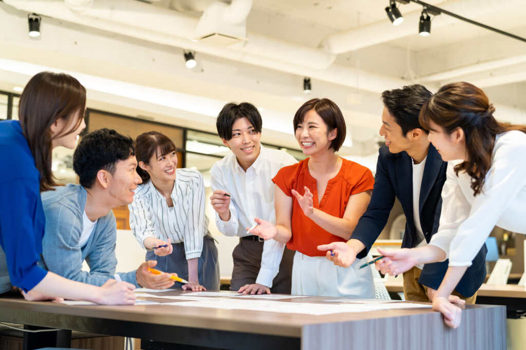 社内で話し合う様子