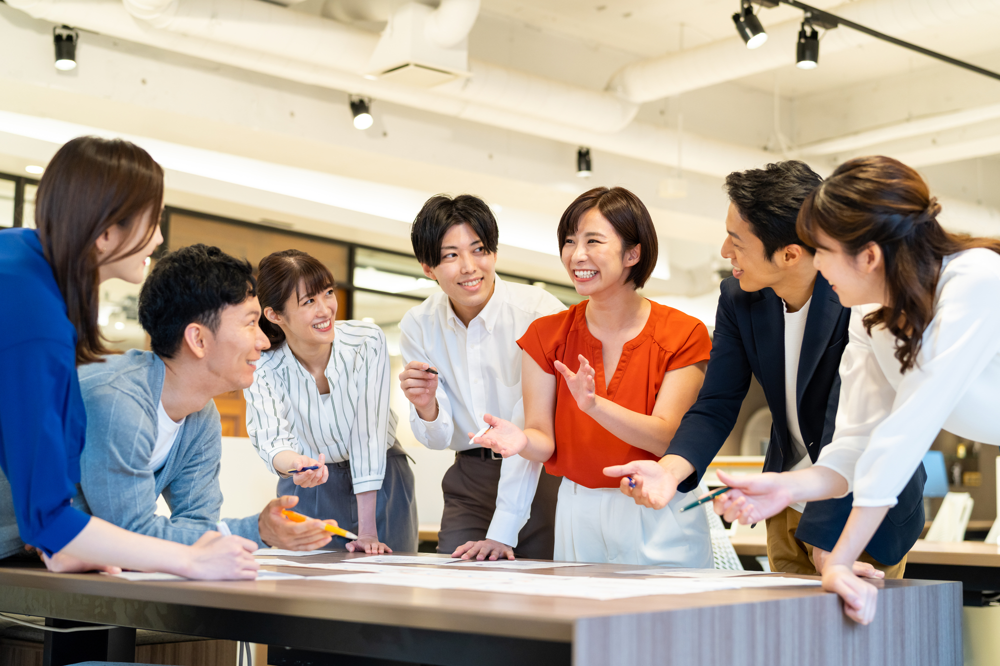 社内で話し合う様子