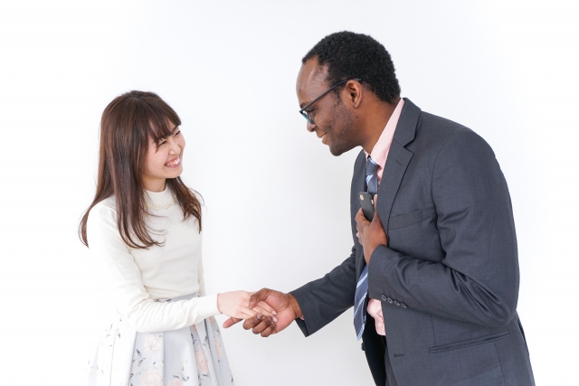 外国人と挨拶をする