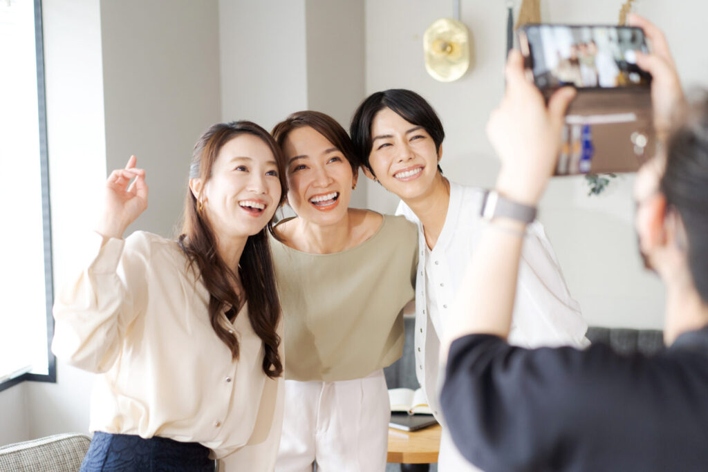 女性3人で記念写真