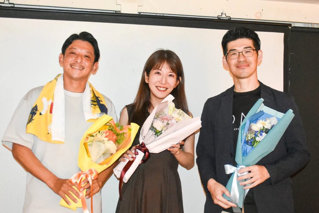 花束をもって微笑む3人