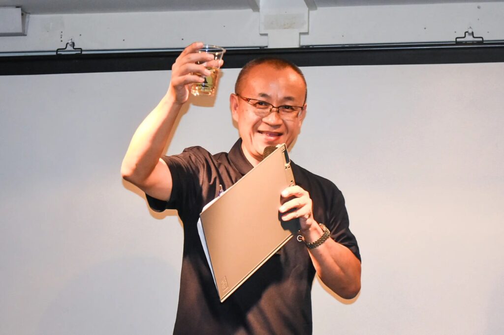 ビールで乾杯の音頭をとる人