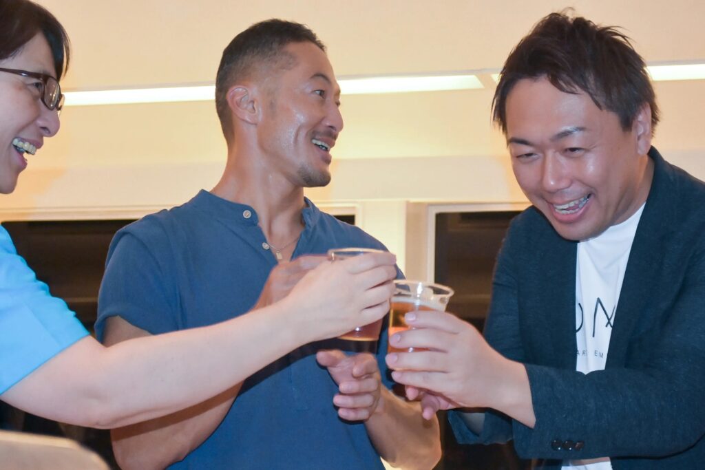 冷えたビールで乾杯する人たち