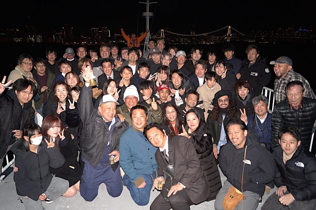 ルーカス号の2階で集合写真を撮る様子
