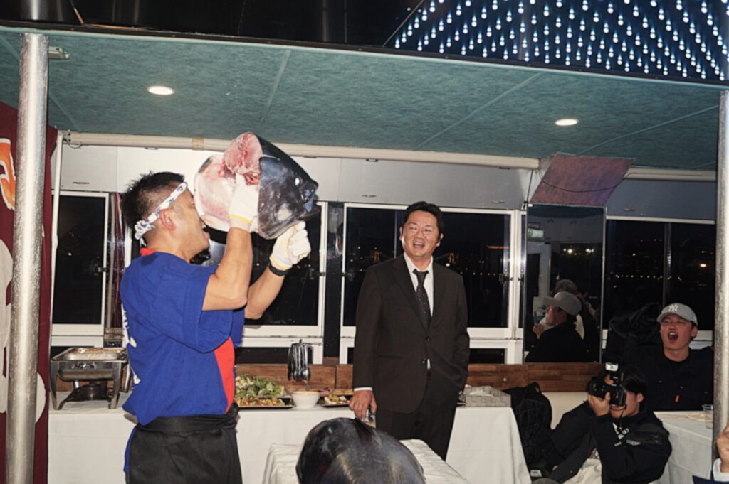 ルーカス号でマグロ解体ショーのパフォーマンスを行う職人