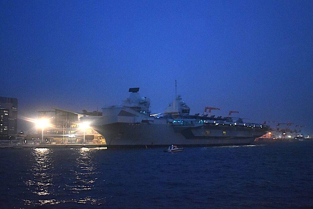 国際クルーズターミナルに寄港jするイギリス海軍の大型空母「プリンス・オブ・ウェールズ」