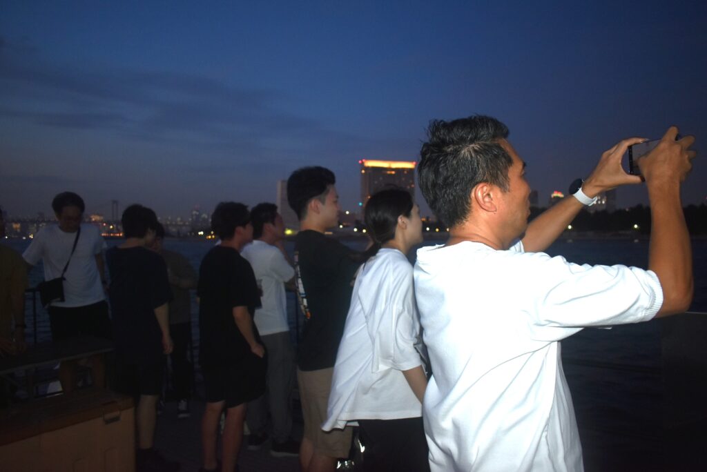 829_空母の写真を撮る人々