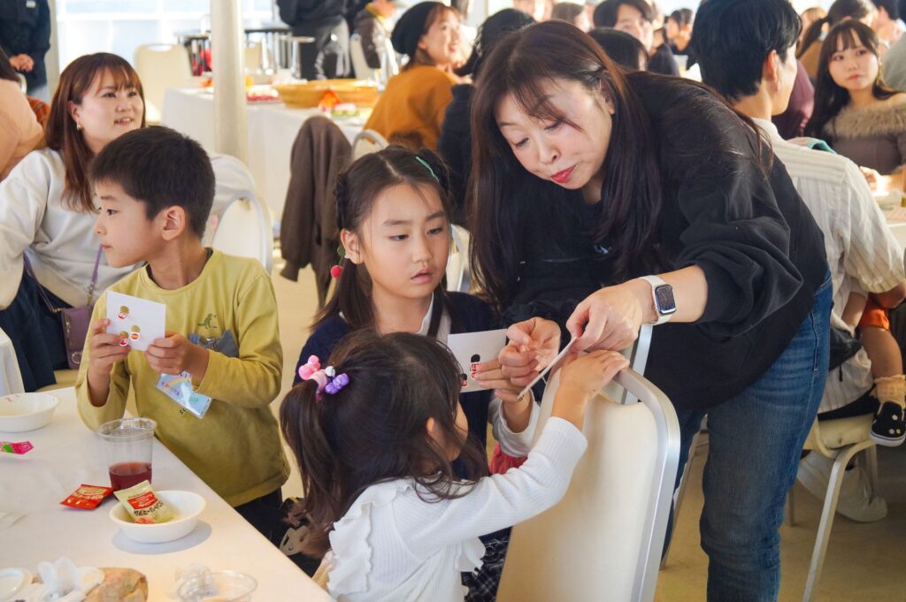 ビンゴゲームを楽しむ子供と大人