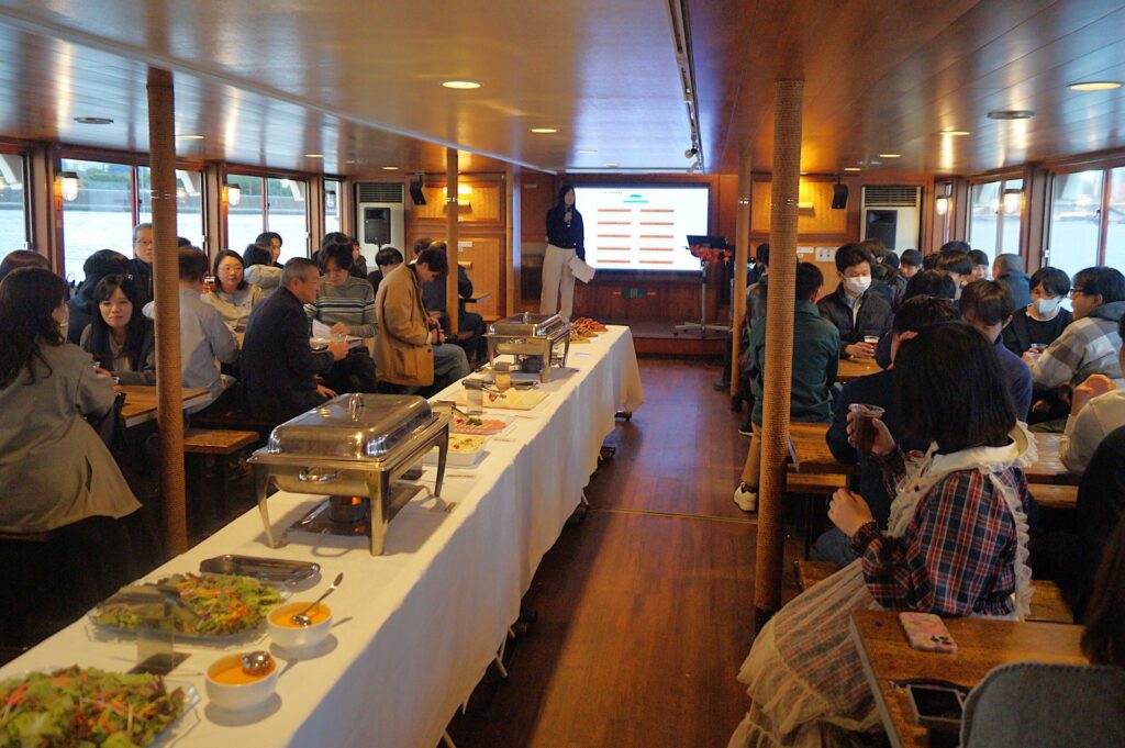 フロンティアルーツ号 忘年会 船内着席パーティーの様子