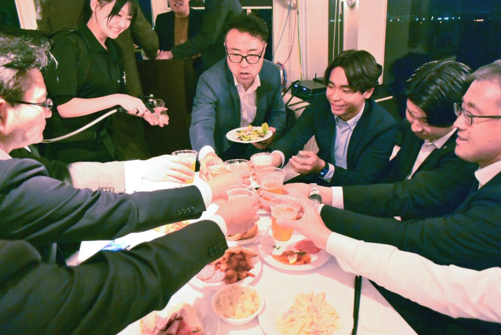 セレブリティ2号の船内で乾杯をする人々