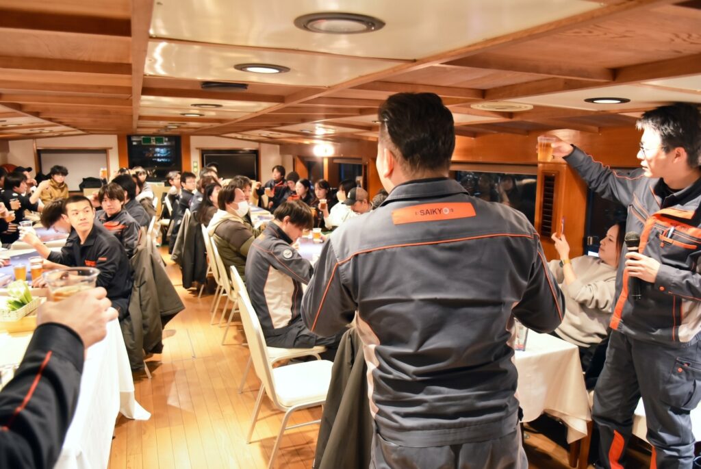 ノア号で忘年会クルーズ。乾杯の様子